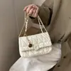 Bolsa de ombro com design retrô de nicho, bolsa quadrada pequena com corrente da moda para o verão de 2026, bolsa casual estilosa e moderna para debaixo do braço