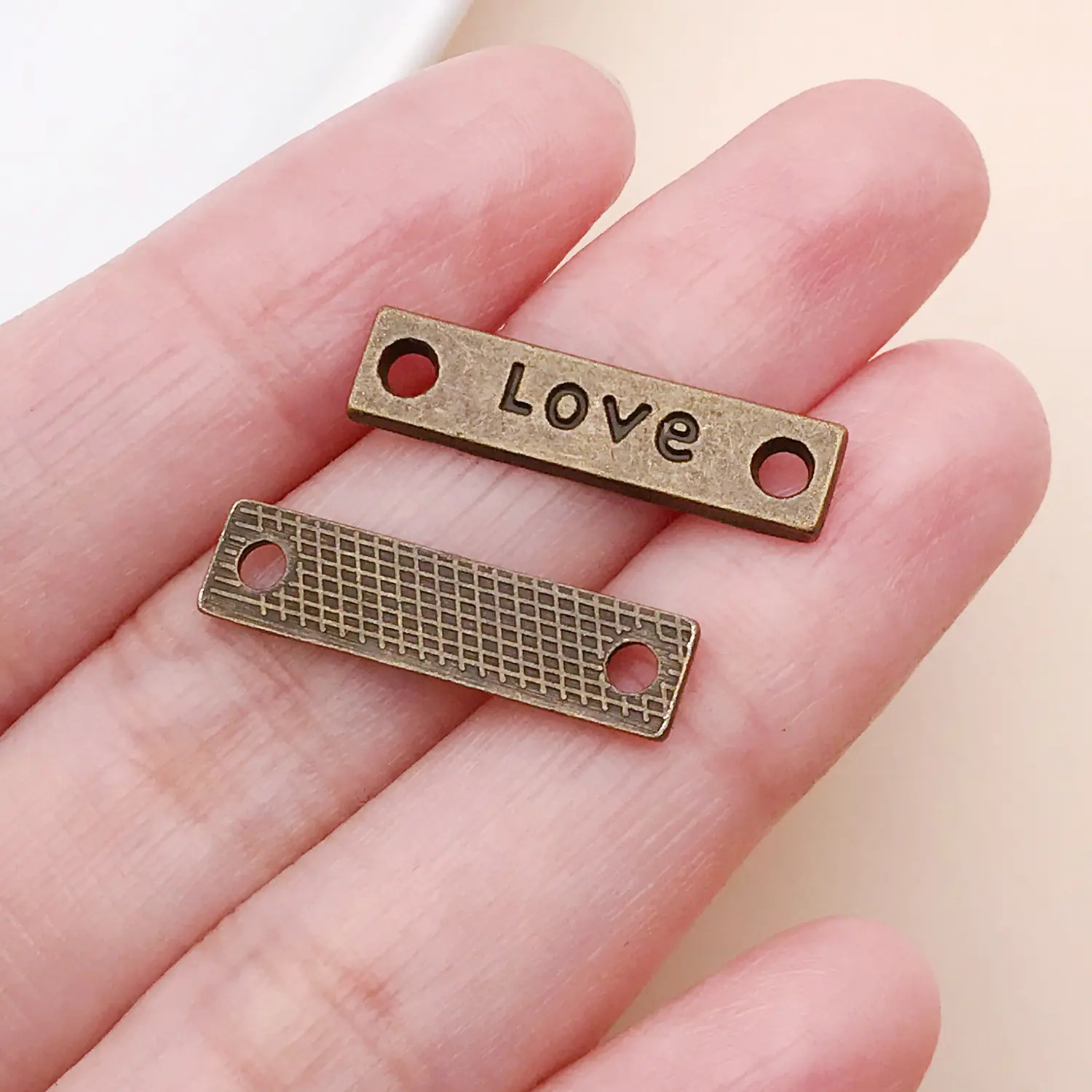 5661-Y-古青锌合金长方形love字母牌双孔链接6x24