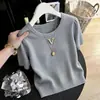 Camiseta redonda lisa da moda minimalista para mulheres, novo estilo primavera-verão 2026, versátil, rejuvenescedora, moderna, top de malha modelador