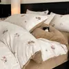 Novo Conjunto de Quatro Peças Esculpido em Leite Fleece Espesso Conjunto de Cama de Inverno com Fronha de Edredom de Fleece Dupla Face Lençol de Cama de Fleece de Coral Roupa de Cama Quente