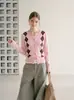 Estilo otoñal super elegante diseño único de diamantes cárdigan de punto rosa con un toque moderno y sofisticado, chaqueta suéter suave de cuello redondo