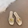 Sandalias Planas de Verano de Nuevo Estilo, Fáciles de Poner, para Mujer, Chanclas de Moda con Decoración Metálica, Punta Abierta, Sandalias Versátiles con Punta Descubierta