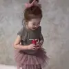 Conjunto de Verano para Niñas 2026 Nuevo Estilo Coreano Chaleco de Encaje Falda Rosa Abullonada Pantalones Grises Acampanados Conjunto de Tres Piezas