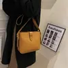 2026 Nova Bolsa Saco Feminina Texturizada Estilosa Moda Artística Tendência Bolsa de Ombro Minimalista Bolsa Transversal
