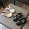 Sapatos femininos estilo brogue britânico, nova coleção primavera/outono, com sola macia, estilo Mary Jane retrô, sapatilhas versáteis e estilosas para crianças