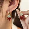 Moda de Diseño Nicho 2025 Nuevo Hebilla de Oreja de Diamante Hoja de Arce Roja Pendientes Redondos Elegantes de Gama Alta para Mujer