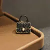 Nuevo Producto Estilo Xiaoxiangfeng Goteo de Aceite Dos Tonos Rosa Negro Bolso Acolchado Broche Pequeño Versátil Moderno Chapado en Oro Pin Personalizado