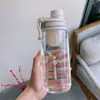 Garrafa de água esportiva de grande capacidade, design estiloso para homens e mulheres, perfeita para o verão, simples e durável, resistente ao calor, com infusor de chá, e feita de plástico, tornando-a resistente a quedas
