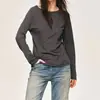 Top minimalista de duas camadas com mangas compridas estilo coreano para mulheres, apresentando gola redonda color-block em duas camadas e uma bainha versátil e casual, perfeito como camiseta de base