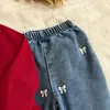 Conjunto Rojo de Otoño para Niña de 26 Piezas con Lazo, Top con Volantes y Pantalones de Mezclilla Bordados con Lazo, Venta al por Mayor