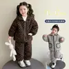 Traje de Invierno Engrosado para Niñas 2025 Nueva Moda Elegante Conjunto de Dos Piezas Cálido con Forro Polar para Bebés Niñas