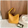 Bolsa de palha trançada da moda para mulheres, novo modelo 2026, bolsa de ombro de grande capacidade para o dia a dia, bolsa de balde popular de verão, design de nicho