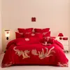 Conjunto de Casamento de Quatro Peças Bordado de Luxo Leve em Vermelho Brilhante para um Quarto de Casamento Festivo e Auspicioso, Incluindo Capa de Colcha, Lençol de Cima e Roupa de Cama Festiva