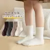 Calcetines infantiles de longitud media para primavera y otoño, calcetines de estudiante en blanco y negro para niños y niñas, algodón peinado, calcetines de invierno para bebé de color liso