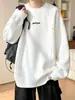 Sudadera blanca para hombre con remaches, top de otoño de corte holgado con cuello redondo, estilo americano moderno, chaqueta pesada sin capucha para adolescentes
