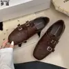 Fivela de cinto estilo retrô, sapatos pequenos de couro para mulheres, novo estilo 2026, sola super macia, confortáveis para os pés, sapatos de passeio confortáveis