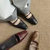 Sapatos Mary Jane retrô estilo francês, novo modelo de verão 2026, bico quadrado, salto fino, fivela de tira única, sapatos femininos para o trabalho