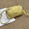 Bolsa Cilíndrica Fashion Versátil de Couro Bovino de Primeira Camada 2026 Novo Estilo Bolsa Pequena de Ombro Cruzada com Toque de Luxo e Estilo, Bolsa para Celular