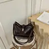 Bolsa de antebraço feminina 2026 nova moda outono bolsa de ombro versátil com toque de luxo para trabalho e deslocamento, bolsa tiracolo tipo balde