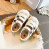 Sapatos de couro estilo britânico para crianças 2026 novo modelo de outono para meninas, sapatos de princesa vazados estilo coreano, sapatos modernos para bebês com sola macia