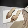 2026 Nuevo Estilo Elegante Negro Encaje Punta Puntiaguda Sexy Tacón de Aguja Correa Única Zapatillas Bordadas Suave para Mujer de Banquete