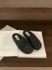 Mules simples de calçar para o trajeto, sapatos Birkenstock de lã estilo coreano, chinelos casuais femininos de bico redondo, boca rasa e bico fechado