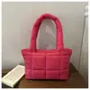 Bolso de mano con chaqueta de algodón plumón estilo europeo y americano para mujer, bolsa tote de aspecto elegante, nuevo bolso de hombro de invierno, bolso para debajo del brazo de viajero