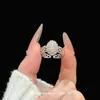 Nuevo anillo de moda de alta gama versátil estilo vintage con forma de estrella y diamantes, lujo ligero, anillo personalizado único y lujoso