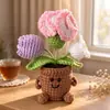 Adorno de Planta en Maceta Rosa Tejido a Mano Lindo con Manos y Pies Flor de Hilo Maceta Muñeca Decoración Creativa de Escritorio