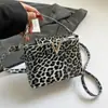 Nuevo Bolso de Hombro Cruzado para Mujer con Estampado de Leopardo, Gran Capacidad, Moda Casual de Verano 2025, con Letras, Temperamento Casual