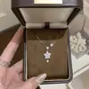 Collar de perlas de nicho de lujo con diseño de mariposa de alta gama para mujer, cadena de clavícula de acero de titanio, venta al por mayor, 2025