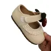 Zapatos de paseo para niños pequeños con decoración de colgante de felpa de cereza de dibujos animados, elegantes y lindos, zapatos pequeños de cuero para niñas, primavera y otoño 2026