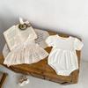 Ropa de Verano 2026 para Bebés y Niños Pequeños, Conjunto de Dos Piezas para Bebés Niñas: Mameluco de Waffle Color Sólido + Elegante Ropa Exterior de Encaje