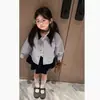 Chaqueta para niña 2026 otoño nuevo estilo niños moderna patchwork azul bruma pana solapa chaqueta top