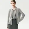 Nueva colección otoño/invierno: 35% cachemira, tejido reversible con colores contrastantes, diseño elegante y un top de punto único combinado con una camisola - un conjunto de dos piezas