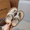 Sandálias Abertas para Meninas 2026 Verão Novo Estilo Moda Infantil Chinelos de Pérola Estilo Coreano Moda Sandálias para Menininhas