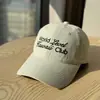 2026 Nueva Gorra de Béisbol de Moda Estilo Coreano Clásico Sencillo con Bordado de Letras para Hombres y Mujeres con Visera Ancha y Efecto Adelgazante del Rostro