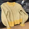 Estilo Novo Outono/Inverno 2026 Casaco Suéter Curto de Fragrância Suave para Mulheres, Cardigan Tricotado Casual para Mulheres Baixinhas, Tendência