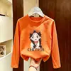 Camiseta estampada de manga comprida 100% algodão para meninas, novo estilo primavera e outono 2026, camiseta básica infantil de tamanho médio e grande, top infantil de desenho animado ins