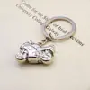 Llavero de motocicleta de simulación llavero de llave de coche llavero colgante para hombre actividades de empresa regalos pequeños personalizados