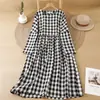 Vestido de manga larga para mujer con patrón repetitivo, de algodón y lino teñido en hilo, colección otoño 2026, con un diseño artístico inspirado en el bosque, cintura ajustada y efecto adelgazante.