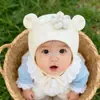 Touca de Bebê Estilo Coreano Fofa Cor Sólida Flor Pequena Versátil Proteção para Orelhas Infantil Chapéu para Uso Externo à Prova de Vento Casual