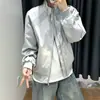 Jaqueta de gola alta canelada desconstruída estilo americano, uma peça moderna e versátil para homens e mulheres, perfeita para primavera e outono, com um visual esportivo cool e casual