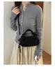 A popular bolsa de camurça em formato de dumpling para mulheres deste ano é a nova bolsa de ombro simples da moda 2026, uma bolsa transversal de nicho estilo coreano