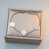 Pulsera de trébol de cuatro hojas más vendida para mujer, clásica y versátil, hecha de acero de titanio, joyería elegante y única, un regalo para una mejor amiga o para uso personal