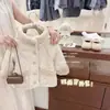 Abrigo de algodón cálido de doble cara para niñas, un superventas de temporada, con forro de felpa, material engrosado, diseño de piel sintética, estampados, capucha y diseño estilo coreano