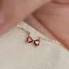 Collar Estilo Wang Xingyue Colgante Mini Lazo Rojo Sentido de Diseño Nicho Cadena Dorada Elegante para Clavícula para Hombres y Mujeres