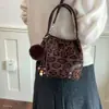 Bolsa de camurça estilo balde da moda 2026 nova bolsa de pelúcia requintada feminina com estampa de leopardo transversal de ombro inverno vintage simples