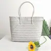 Bolsa Tecida Listrada Nova e Moderna Feita à Mão Bolsa de Mão Fofa de Rattan Sintético Bolsa Tote de Grande Capacidade Bolsa Cesta de Vegetais para Mulheres