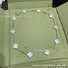 Colar V-Gold Edição de Luxo Flor de Dez Folhas Trevo de Quatro Folhas, Espessamente Banhado a Ouro Claro 18K, Finamente Trabalhado com Gravação CNC, Oferecendo um Senso de Luxo Leve e Sofisticação